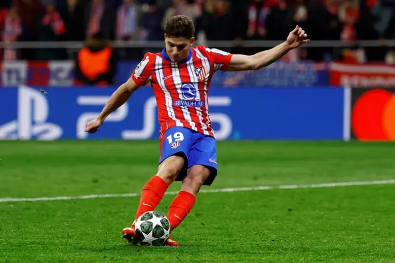 ألفاريز: شاهدت ركلة الترجيح ضد ريال مدريد آلاف المرات.. وما حدث عار